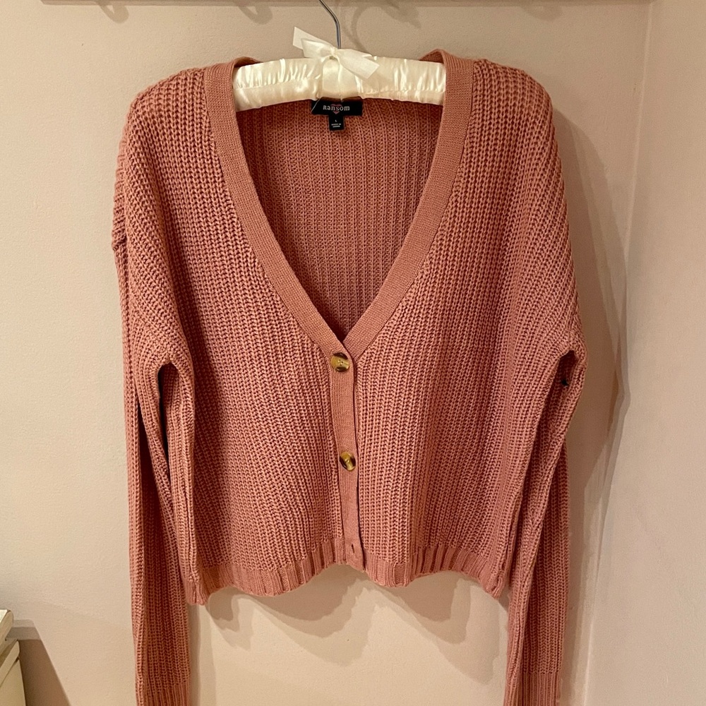 NWOT Salmon pink knit cardigan. V-neck with 3 buttons, cropped. Ransom sz L